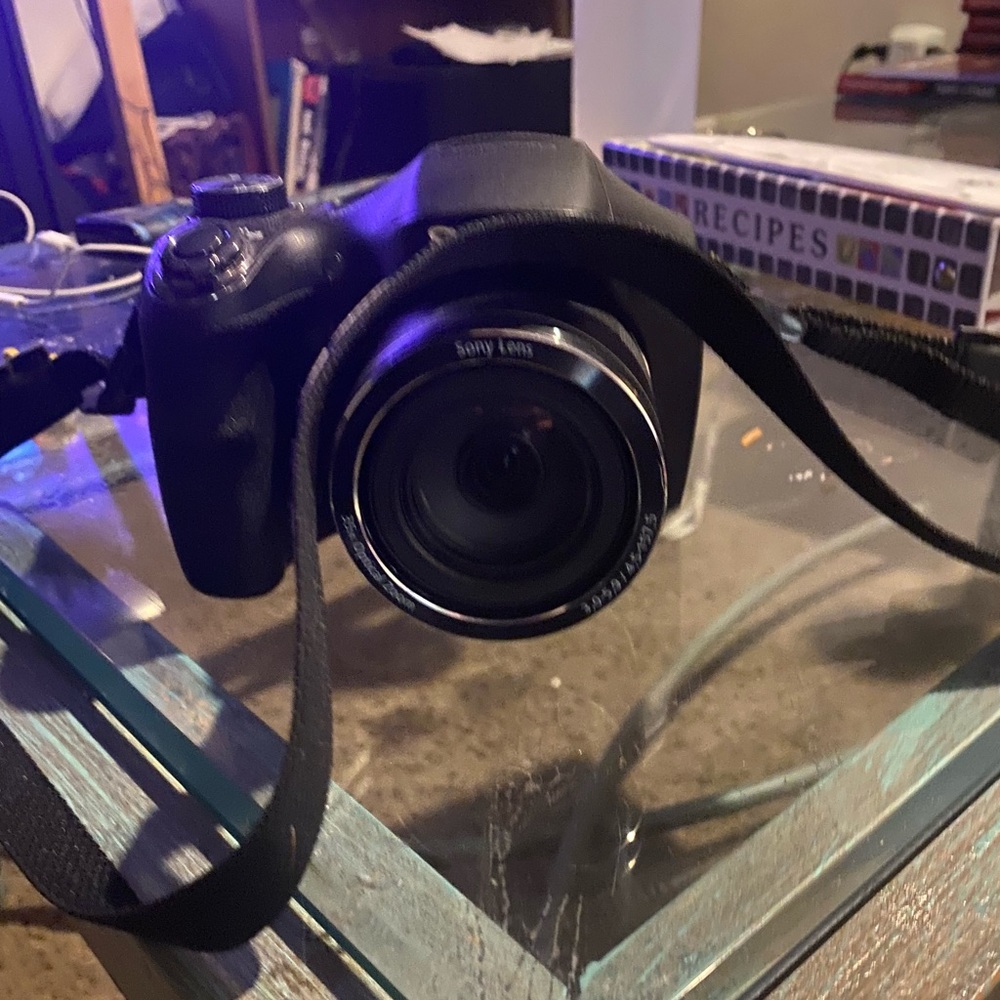 Sony 20.1 pm digital camera with 35 x optical zoom